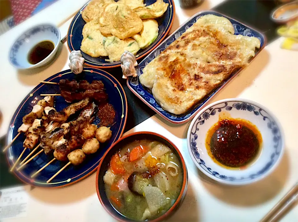 大和芋焼き、焼き鳥、餃子、具沢山味噌汁で晩御飯。|Takeshi  Nagakiさん