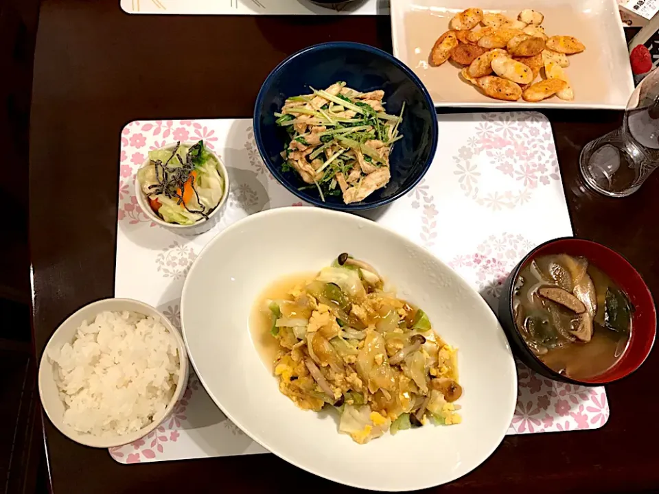 浅漬け、ゆで鶏と青菜の胡麻和え、キャベツとしめじの卵炒め、ワカメと椎茸のスープ、チーカマチップス|さゆりさん