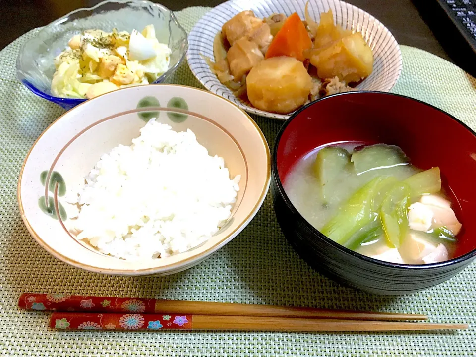 肉じゃが、卵とキャベツのサラダ、長ネギの味噌汁|ちぐあささん