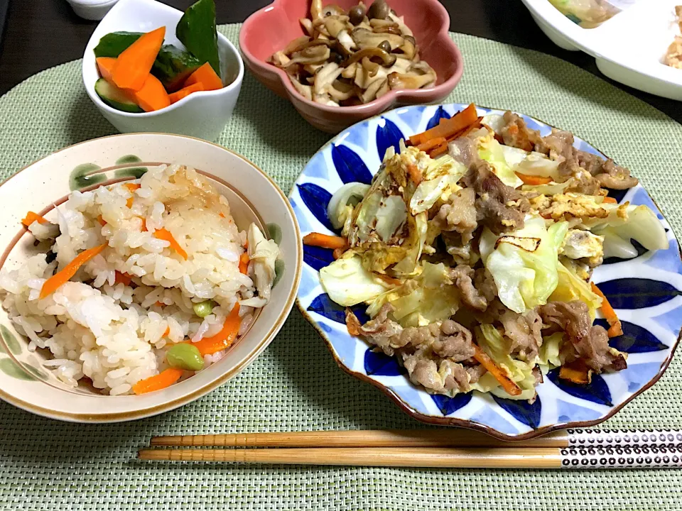 冷蔵庫片付けメニュー(キノコのバター醤油、牛バラ肉卵炒め、レモン酢やさい、炊き込みご飯)|ちぐあささん