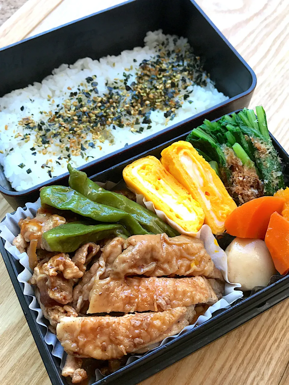 Snapdishの料理写真:鶏と豚の生姜焼き弁当|二キィさん