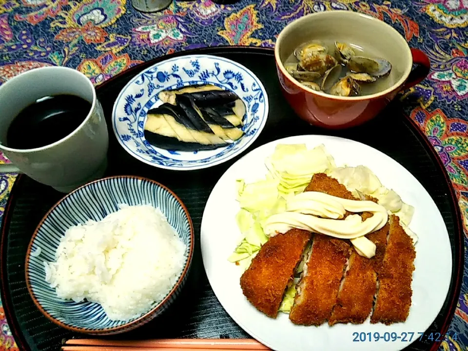 よねばーばの朝ごはん
鯵のフライ
あさり汁
茄子の糠漬け
ご飯、コーヒー|yoneばーばさん