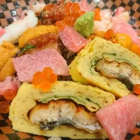 鰻の炊き込みご飯の上に海鮮を飾りにした丼物。|坂本 良介さん