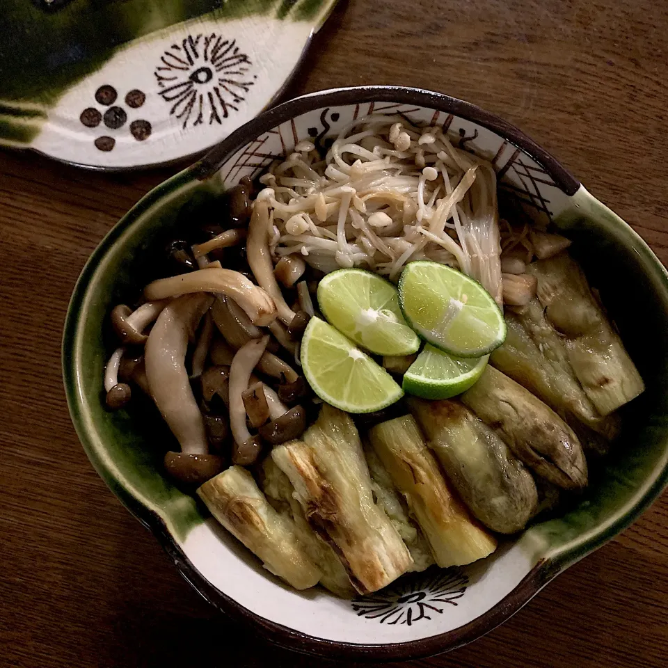 Snapdishの料理写真:きのこと焼きなすの出汁浸し|kayoさん