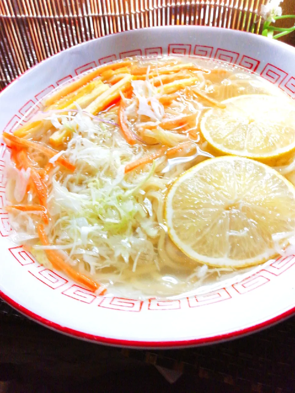 Snapdishの料理写真:ペンギンさんの料理 函館　塩ラーメン( ˘ ³˘)♥最後の汁までうま〜ぃ😋から

ライム色柄変わり、塩ラーメンにinヘルシー塩ラーメンにへん〜神で

ございます😍|ペンギンさん