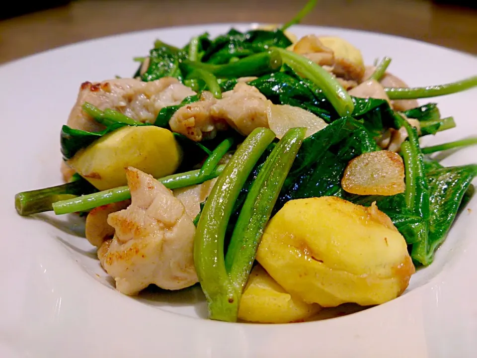 鶏と空芯菜 栗の炒め|古尾谷りかこさん