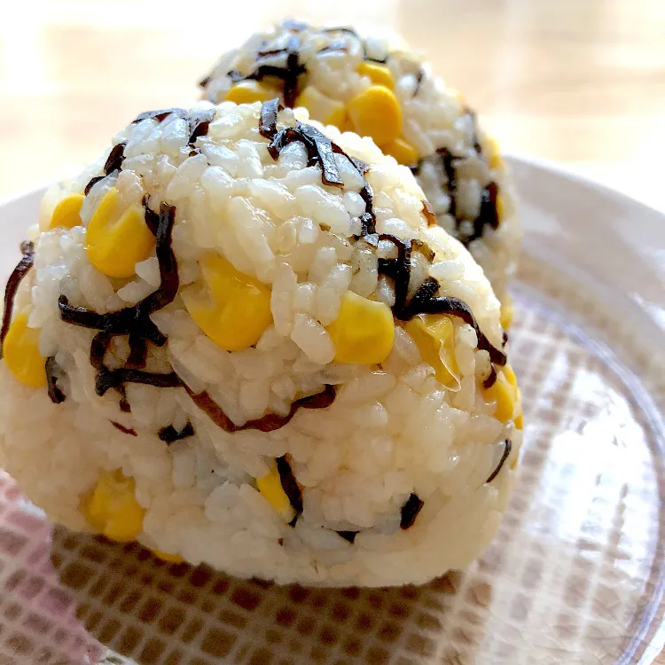 塩昆布とコーンの混ぜごはんでおにぎり|❁❁❁さん