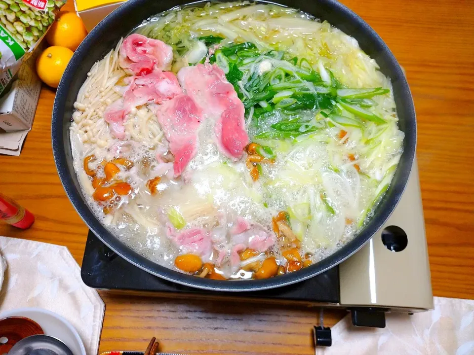 Snapdishの料理写真:9/27の夕食
キノコたっぷりの豚しゃぶ鍋🍲|卯月さん