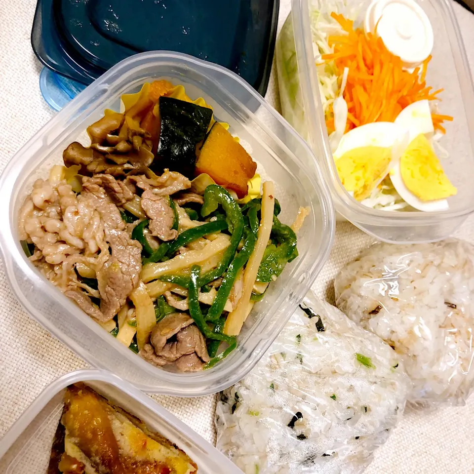 Snapdishの料理写真:おじさんお弁当(9/27)
✳︎おにぎり(青菜•塩昆布)
✳︎青椒肉絲
✳︎かぼちゃの煮付け
✳︎サラダ(キャベツ•人参•ゆで卵)
✳︎いちじくタルト|さっちんさん