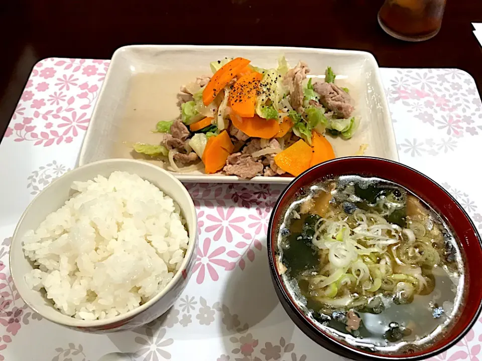 Snapdishの料理写真:野菜炒め、鯖 椎茸 わかめ ネギの味噌汁、ご飯|さゆりさん