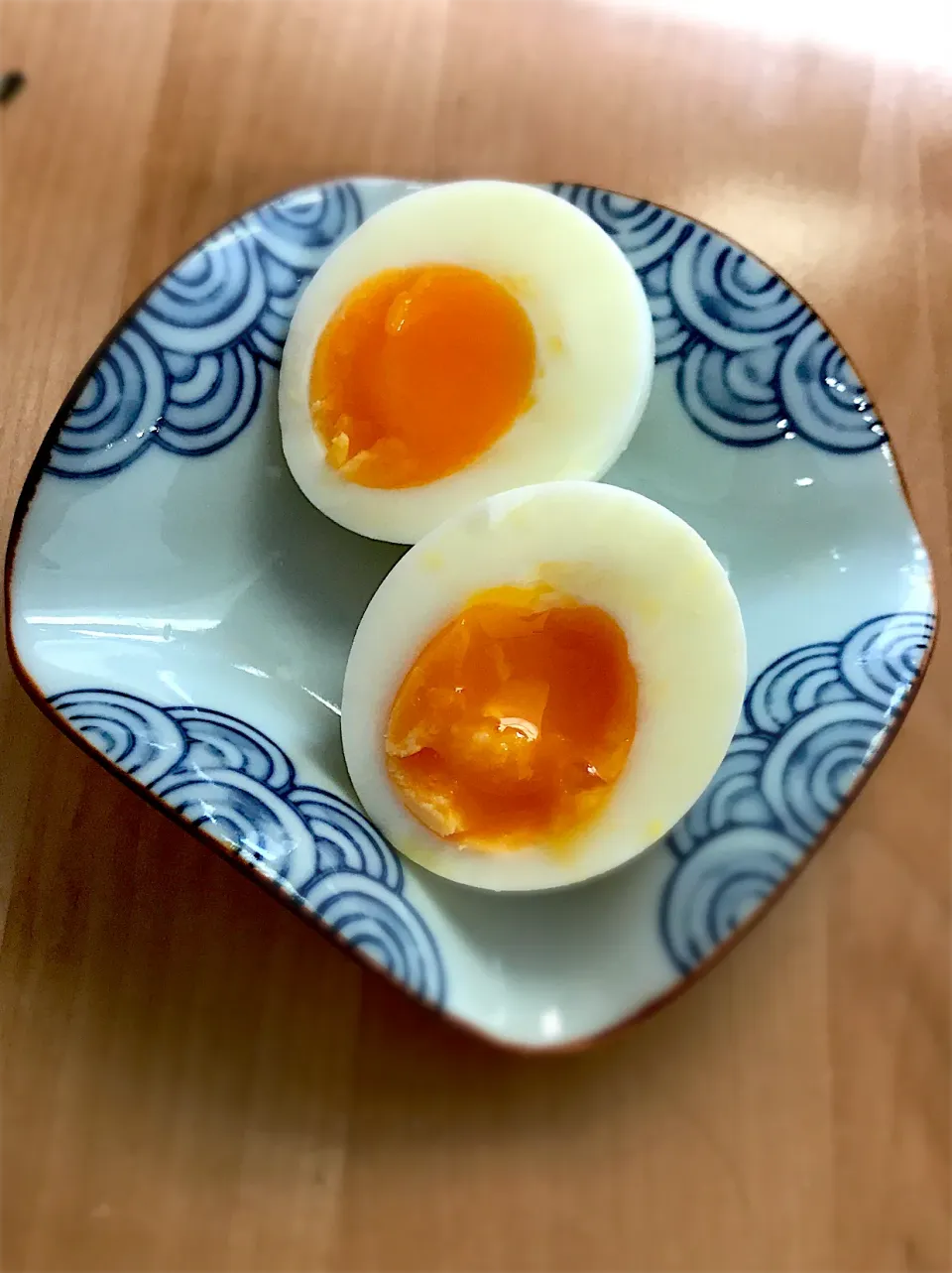 お湯から作る茹で卵❣️塩を入れて                  お湯を沸かし、沸騰したら卵をポン🥚              6分でとろ〜り半熟玉子の完成です✨|めぐぐさん