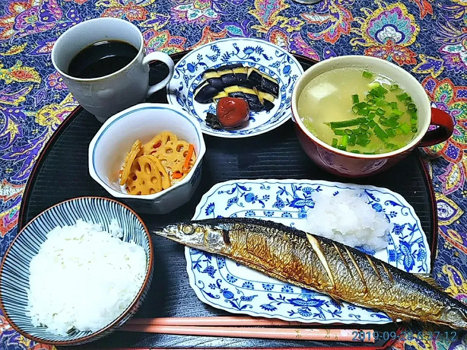 よねばーばの朝ごはん
秋刀魚大根おろし添え
豆腐汁
蓮根のきんぴら
茄子の糠漬け、梅干し、
コーヒー、ご飯、|yoneばーばさん