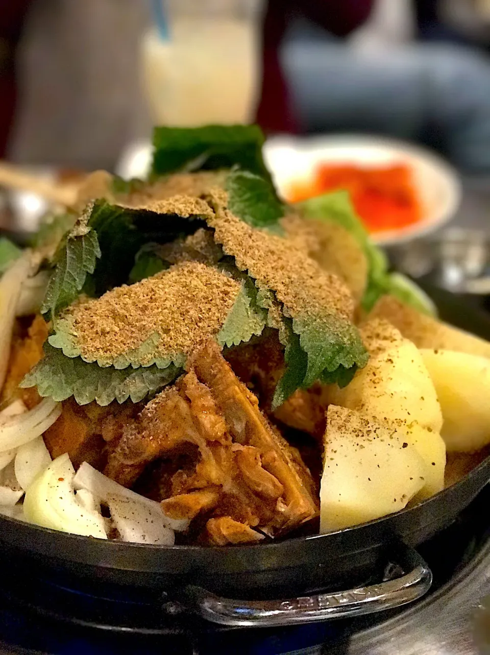 カムジャタン💕💕食べにくいけれど豚の背のお肉って美味しい❤️エゴマが沢山😍|🌺🌺Foodie🌺🌺さん