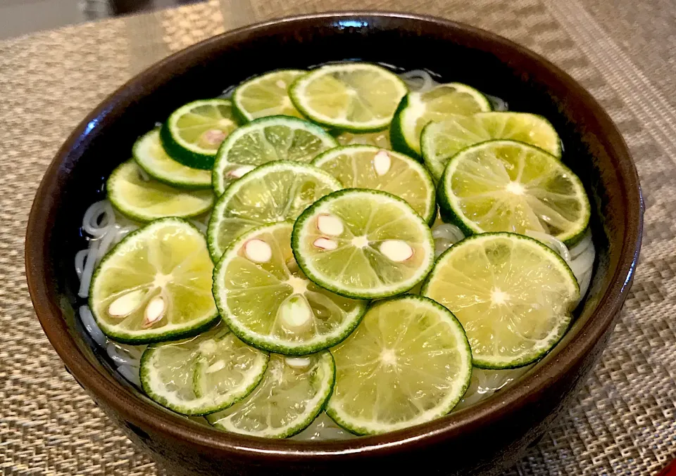 小豆島素麺のスダチ乗せ🍜ダシは久原のあごだし白だしを氷水で薄めただけの超お手軽ランチ|にゃあ（芸名）さん