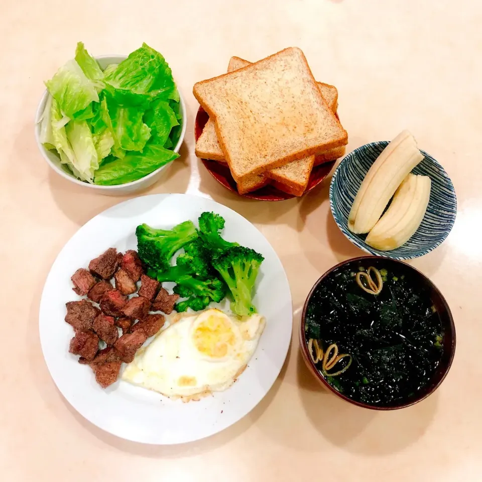 🍚焼きステーキ と雑穀トースト セット🍳|Rina (˶‾᷄ ⁻̫ ‾᷅˵)さん