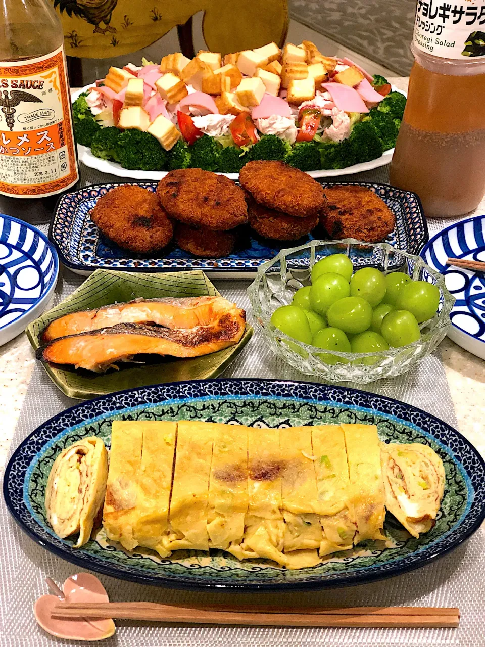 厚焼き玉子！ 鮭粕漬！シャインマスカット！筋肉モリモリサラダ🥗！コロッケ！|Mayumiさん