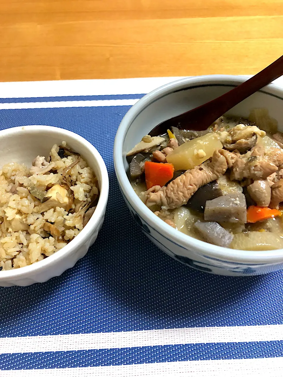 あご出汁つゆで、炊き込みご飯とモツ煮|小次郎さん