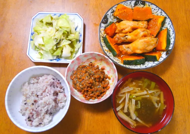 ９月２５日　手羽元とかぼちゃの味噌はちみつ煮　納豆　キャベツとわかめの酢の物　えのきととろろ昆布のお吸い物|いもこ。さん