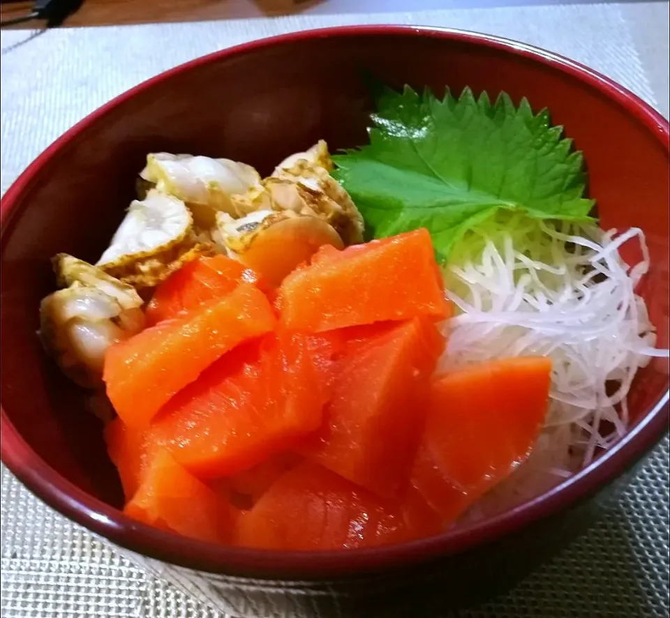 Snapdishの料理写真:ホタテ貝とサーモンの丼|hiroyoさん