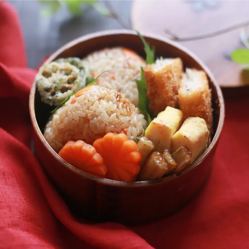 炊き込みご飯おにぎりのお弁当|ゆいか＊さくママさん