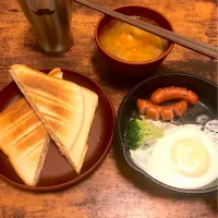 Snapdishの料理写真:ホットサンド(ポテトサラダ、ツナマヨ)
目玉焼き
とり野菜みそ汁|ズボラさん