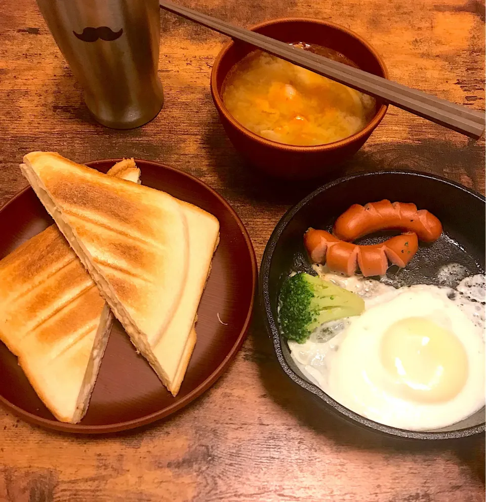 Snapdishの料理写真:ホットサンド(ポテトサラダ、ツナマヨ)
目玉焼き
とり野菜みそ汁|ズボラさん