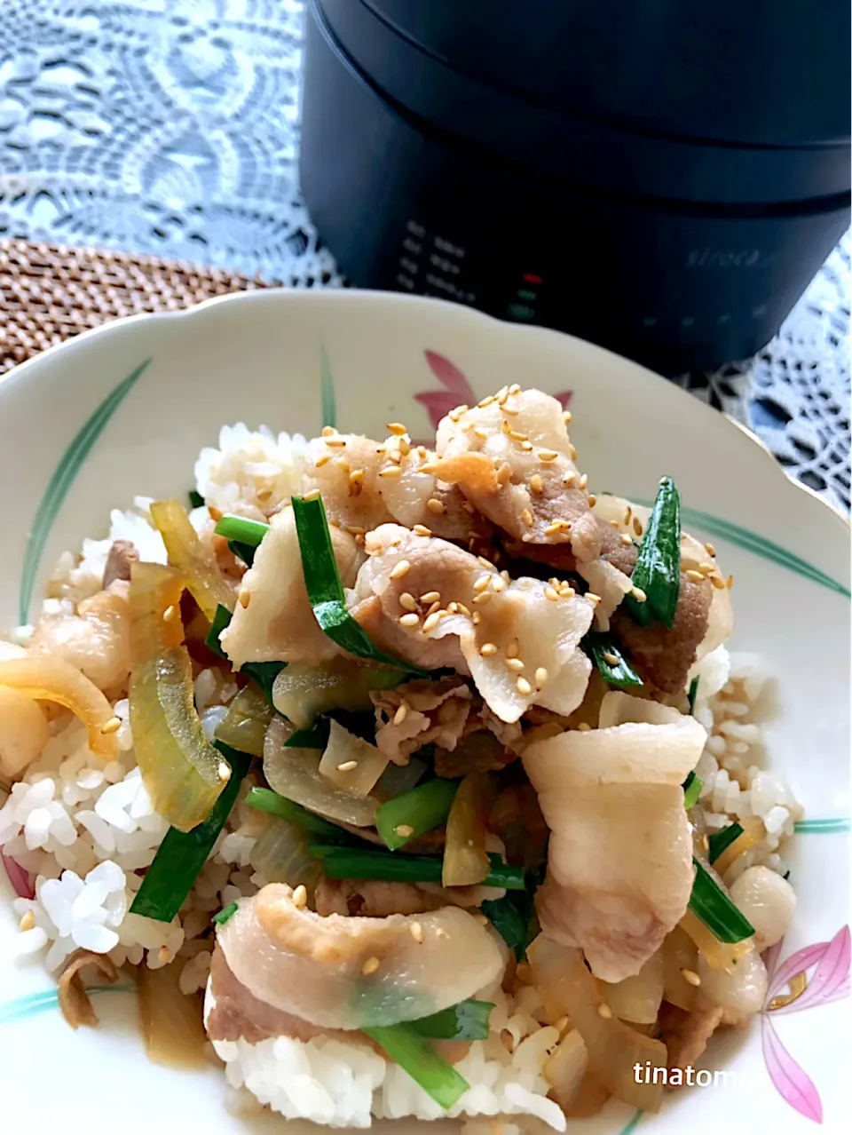 シロカちょい鍋であっとゆーまにつゆだく豚丼.+*:ﾟ+｡.☆|Tina Tomoko😋さん