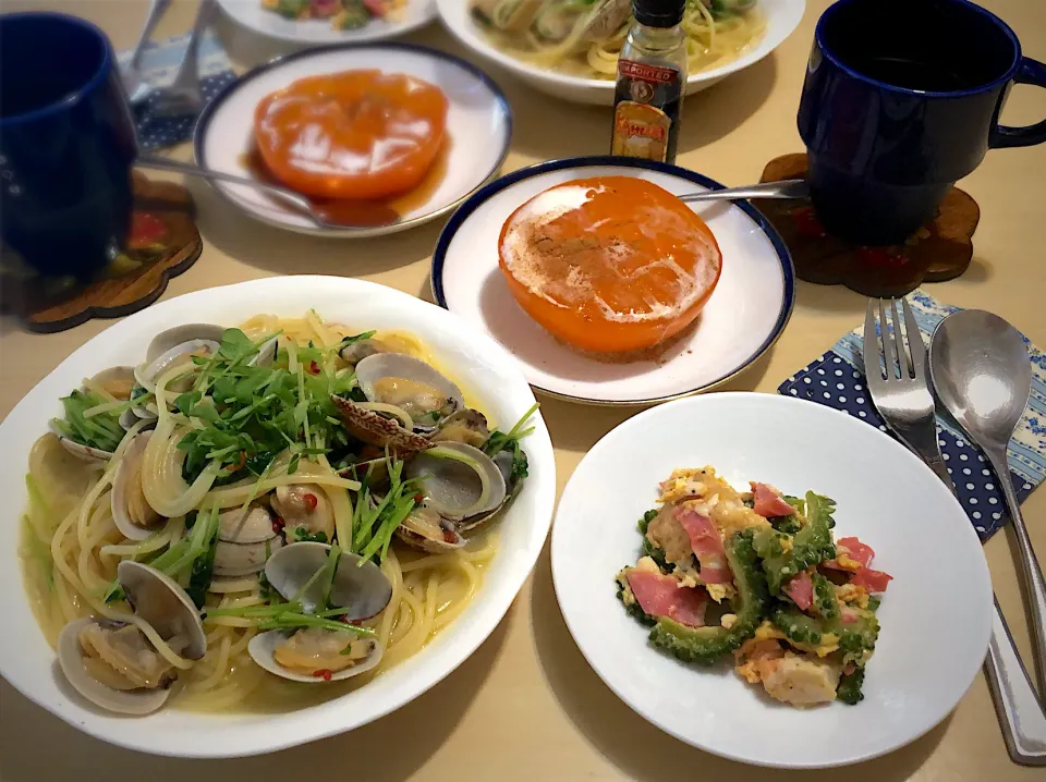 9／29(日)昼食 #昼ごはん  •アサリと豆苗のスープパスタ  •ゴーヤチャンプル  •熟柿のカルーアクリームがけ  •コーヒー   ‥熟柿にカルーアをかけるこの食べ方は、大好きなのです😍‥|おさんどんさん