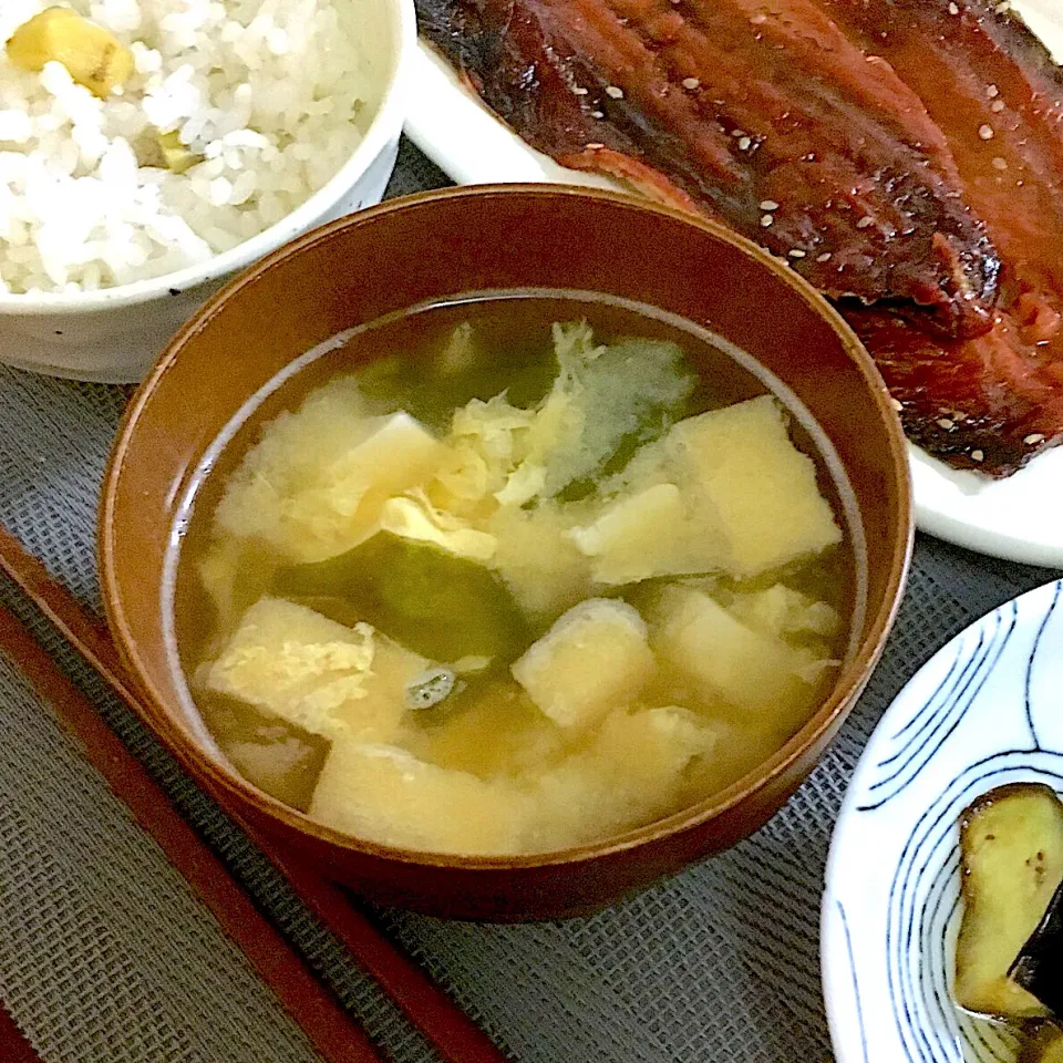 ワカメと豆腐と油揚げの普通のおみそ汁|mioさん