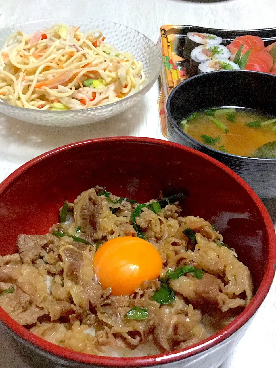 Snapdishの料理写真:ニラ牛丼、パスタサラダ、ほうれん草の味噌汁|Ayaさん