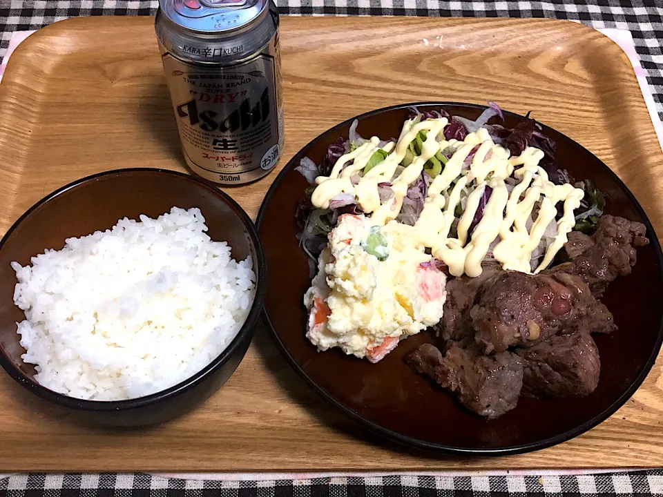 今日の夕食 ☆サイコロステーキ ☆ポテトサラダ ☆レタスミックス野菜 ☆ビール🍺|まぁたんさん