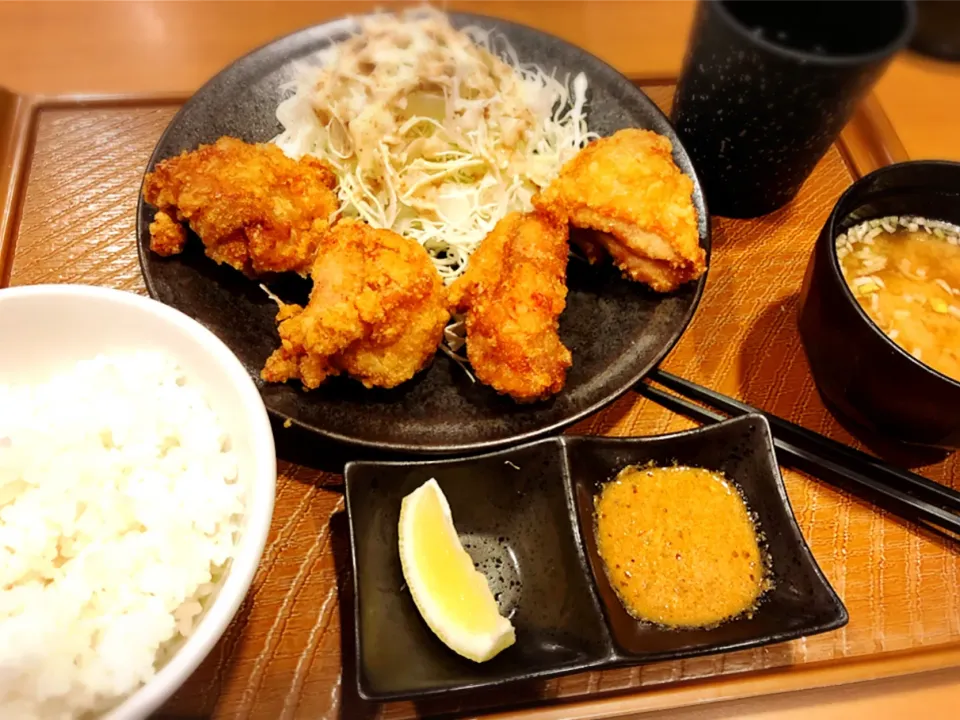 Snapdishの料理写真:から好し定食（ももから揚げ4個） ¥637|Blue Moon Caféさん