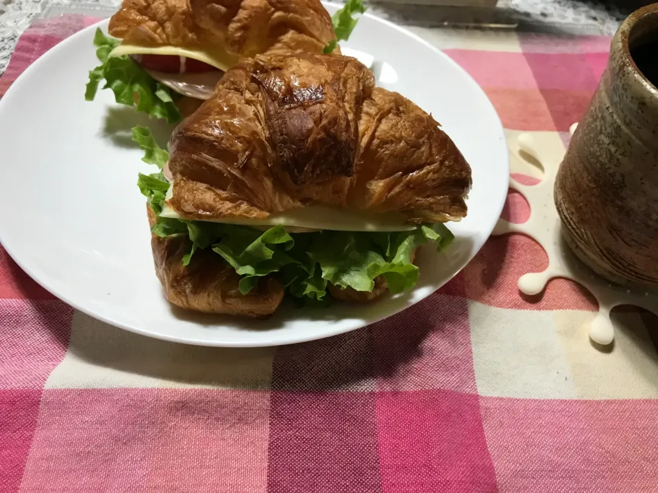 クロワッサンサンドとコーヒー|ハルのただ飯さん