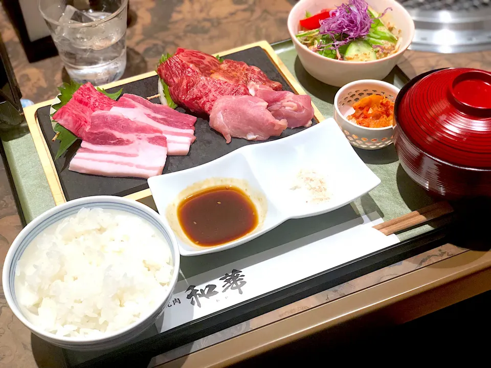 Snapdishの料理写真:ランチで贅沢な焼肉！鹿児島産黒毛和牛を中心に黒豚&薩摩鶏のオンパレード！|ひろゆきさん