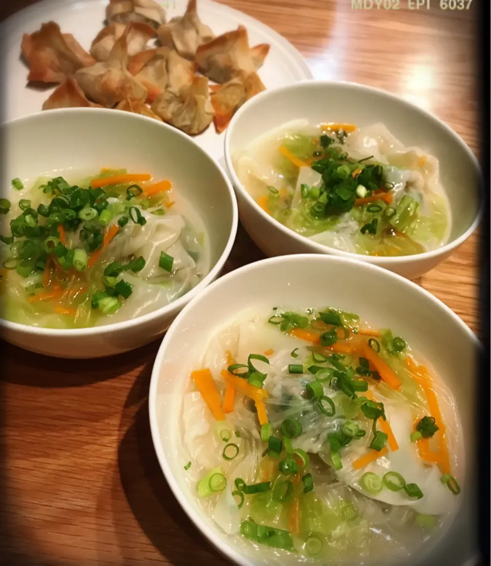 ワンタンスープ。Wonton Soup, dumplings with vegetables and meat|toyamadaさん