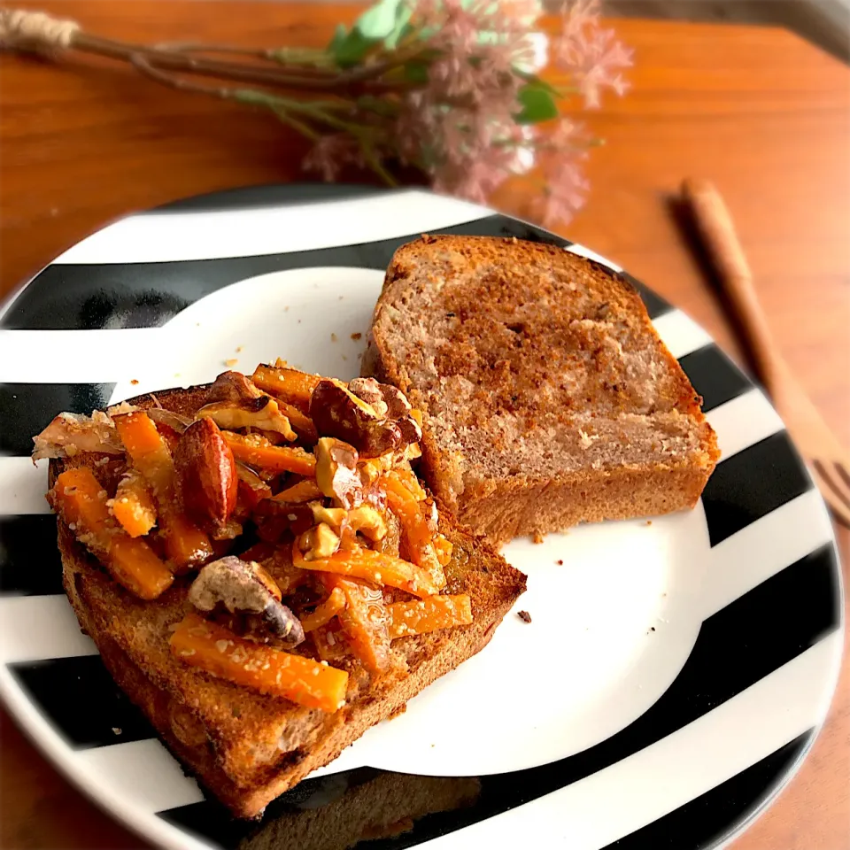 人参と豆腐の炒り煮🥕でオープンサンド|ららさん