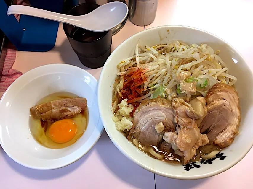 Snapdishの料理写真:ラーメン＋生卵
ニンニクとトウガラシとアブラ少し
@成蹊前ラーメン|morimi32さん