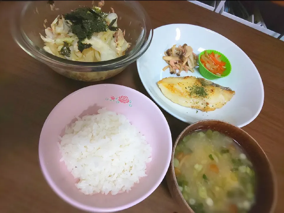 なめこと大根おろしと豆腐のお味噌汁
ツナキャベツ
キノコとベーコンのバターソテー
にんじんと大根の皮きんぴら
ムニエル
ご飯|はちさん