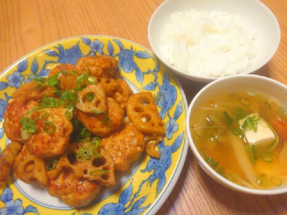 鶏つくねとレンコンの照り煮😋
キムチスープ🎵|mayumiさん