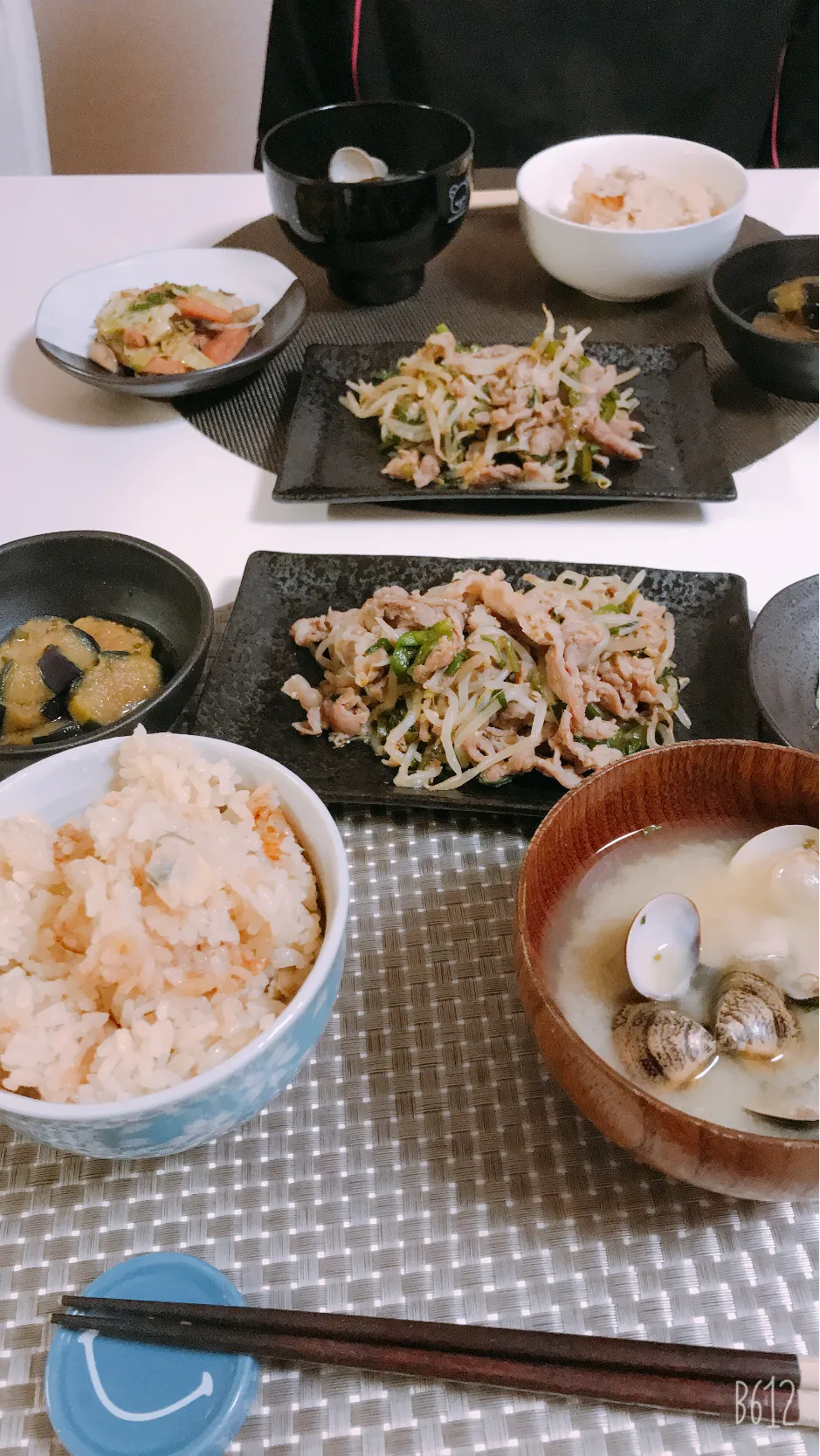 今日の晩御飯😋肉野菜の味噌炒め😋舞茸とキャベツとギョニソのバタポン炒め😋茄子🍆の煮浸し🤩ハマグリご飯🍚ハマグリの味噌汁😛|ゆきさん