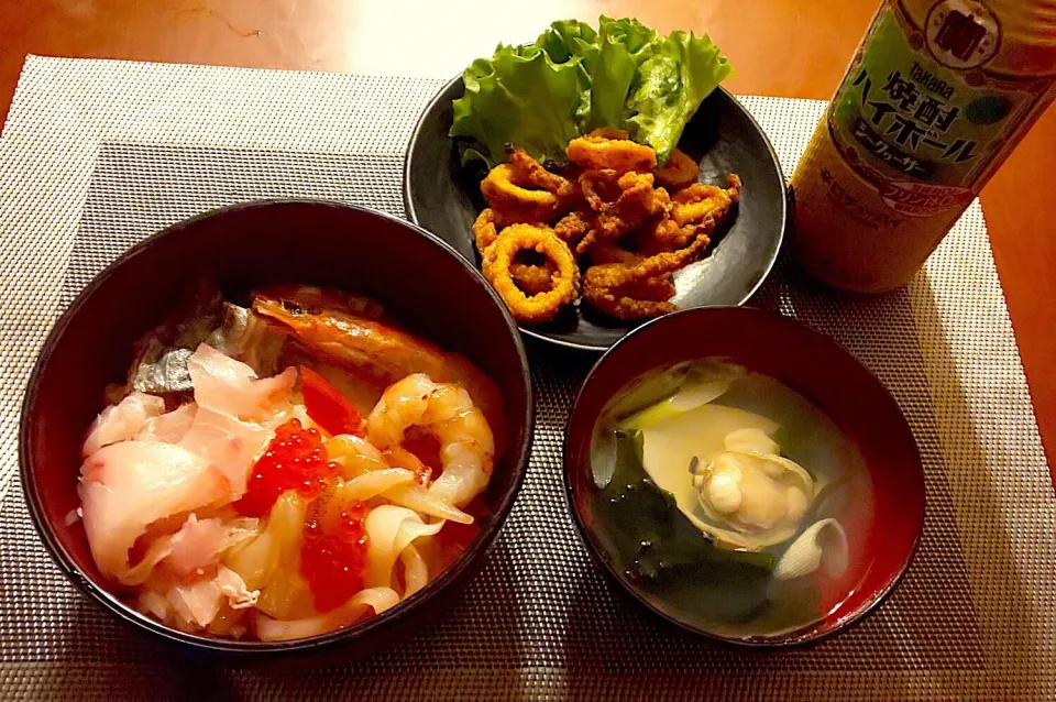 Snapdishの料理写真:Today's Dinner🍴海鮮丼･蛤とわかめのお吸い物･唐揚げｲｶﾘﾝｸﾞ|🌈Ami🍻さん