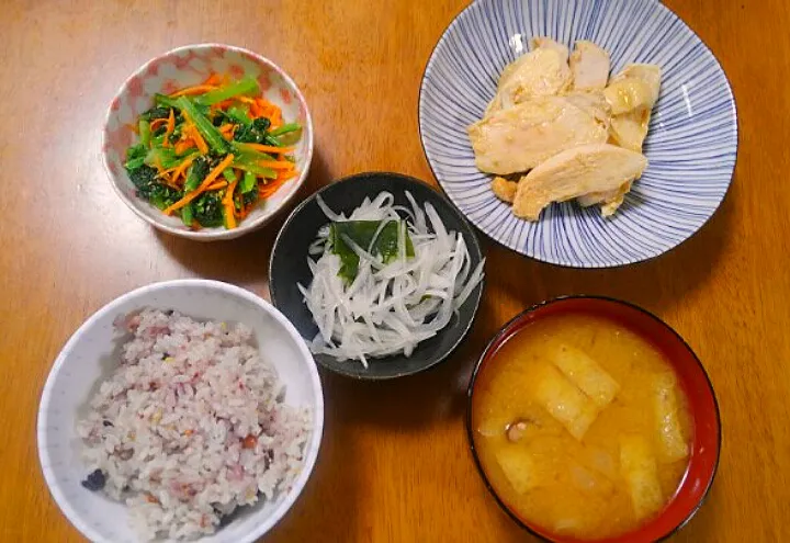 Snapdishの料理写真:９月２９日　鶏ハム　小松菜のナムル　玉ねぎとわかめの酢の物　しいたけと油揚げのお味噌汁|いもこ。さん