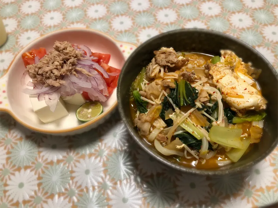 豚キムチ玉チゲうどん、ツナと豆腐の野菜サラダ|FKTMPさん