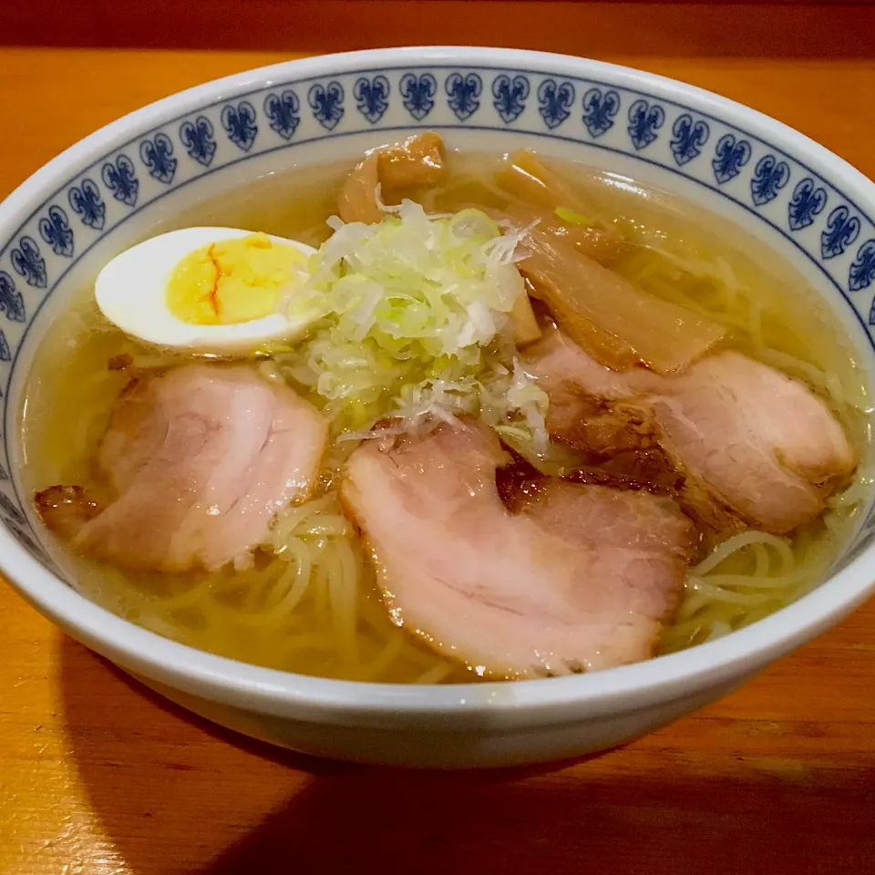 Snapdishの料理写真:お夜食～(._.) ﾔﾊﾞｯ                                               塩ラーメン。|ぽんたさん