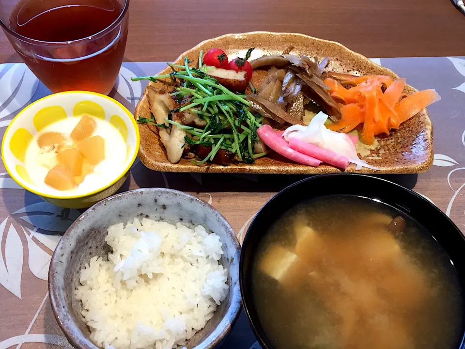 朝ごはん
はんぺんと豆苗の炒め物、きんぴらごぼう、人参酢漬け、ハム、玉ねぎマリネ、白米、豆腐としめじの味噌汁、桃添えヨーグルト、ルイボスティー|かよちゃんさん