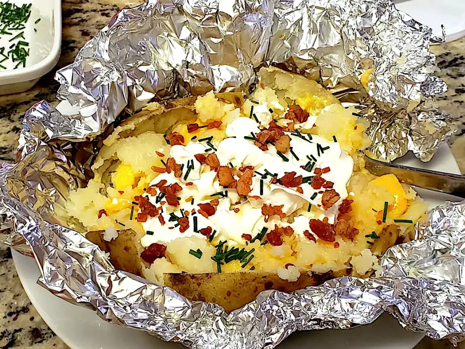 Baked Potato with butter, sour cream & chives, & bacon bits|🌺IAnneさん