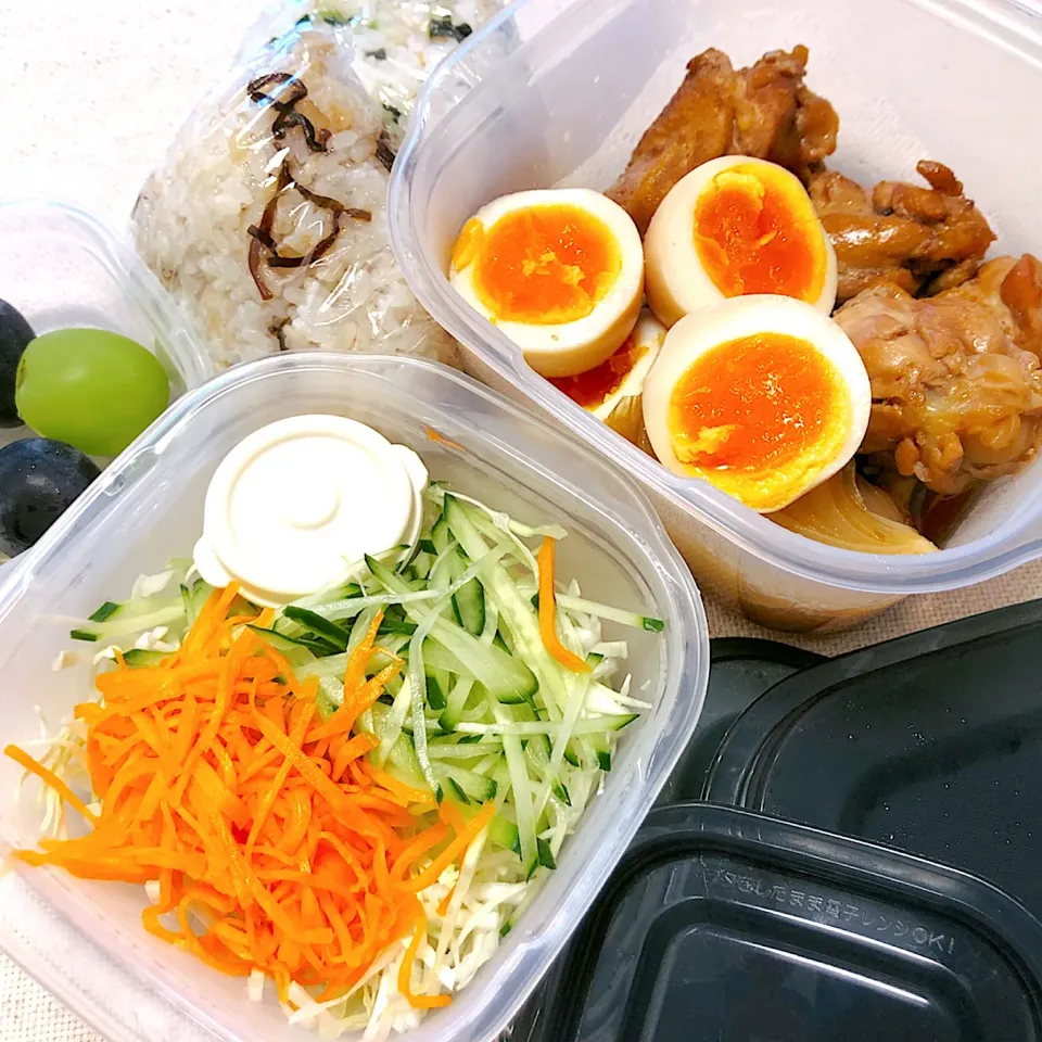 おじさんお弁当(10/1)
✳︎おにぎり(昆布•青菜)
✳︎鶏肉のさっぱり煮
✳︎煮卵•玉ねぎ
✳︎サラダ
✳︎シャインマスカット
✳︎ナガノパープル|さっちんさん