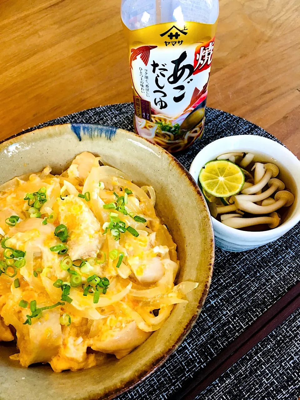 Snapdishの料理写真:今日のお家で一人ランチは                              焼きあごだしつゆで、親子丼としめじのお吸い物すだち入りに見せかけてシークワーサー入り✨|ミッチ☆ママさん