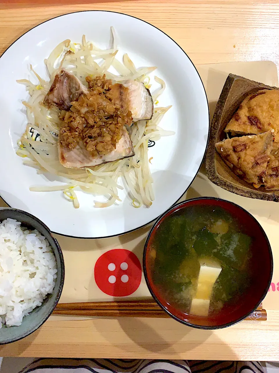 Snapdishの料理写真:・焼きサバともやしのねぎポン   ・がんも煮   ・豆腐とワカメのお味噌汁|ぺろたんさん