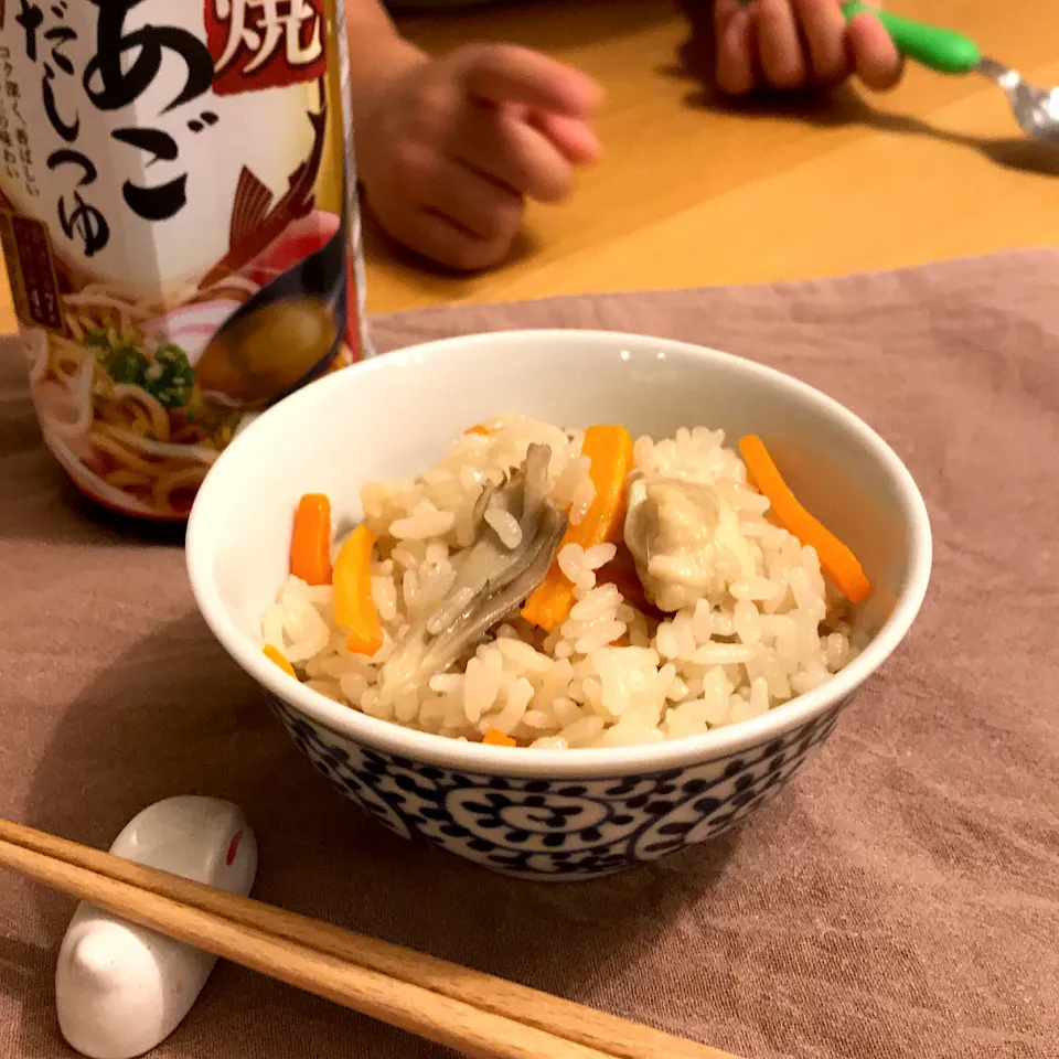 鶏肉と舞茸の焼あごだしつゆ炊き込みご飯。息子はおにぎりにして。|しゅうとうさんさん